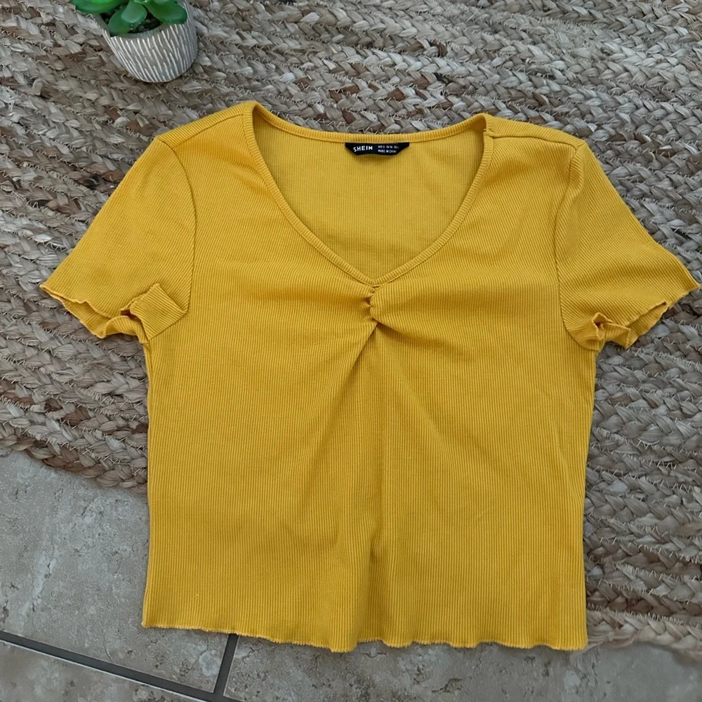 YELLOW KNIT CROP TOP - Picture 2 of 6
